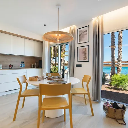 Home2book Stylish Beachfront Escape 公寓 *