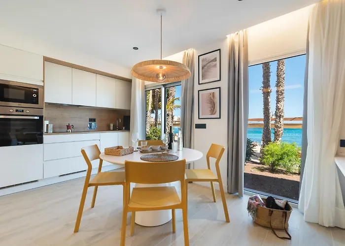 Home2book Stylish Beachfront Escape Lejlighed *