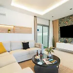 Home2book Stylish Beachfront Escape Apartament *