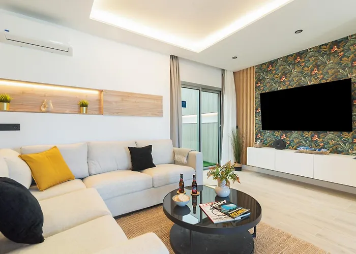 Home2book Stylish Beachfront Escape Апартаменты *